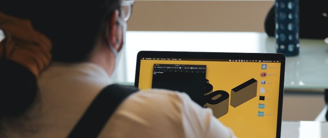 Une graphiste qui crée un logo