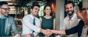 Des collaborateurs qui échangent