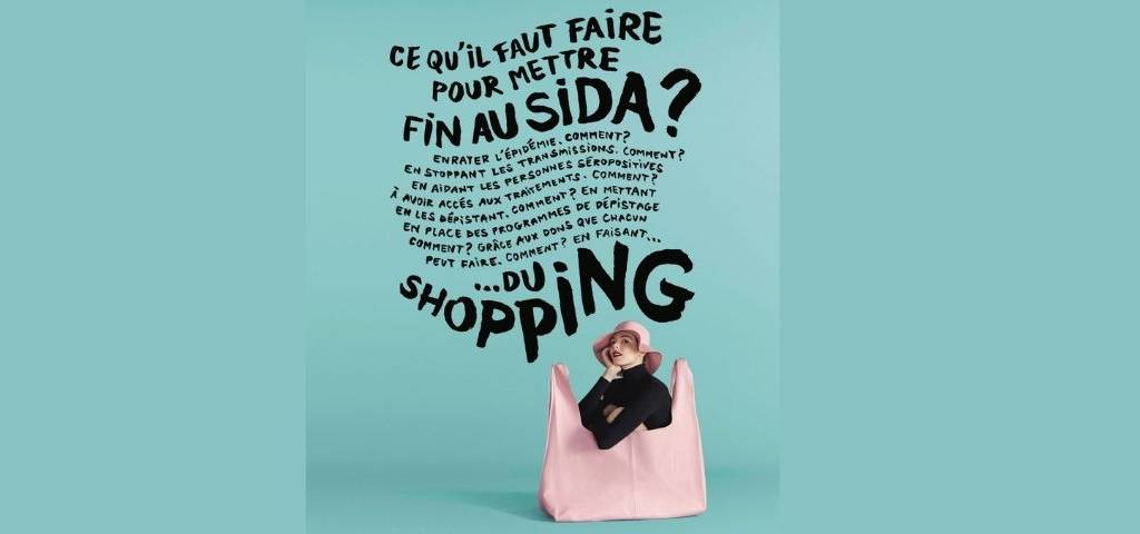 Affiche de la grande braderie de la mode Aides, avec une jeune femme dans un sac à main rose