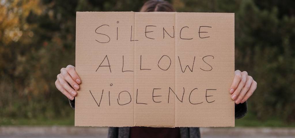 Pancarte :  - Silence allows violence - 