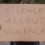Pancarte : "Silence allows violence"