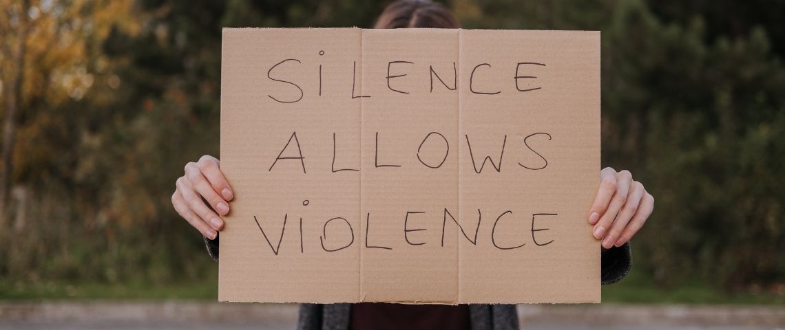 Avec la crise sanitaire, et durant les confinements successifs, les signalements de violences conjugales ont augmenté de 60 % en France. Pancarte : - Silence allows violence -