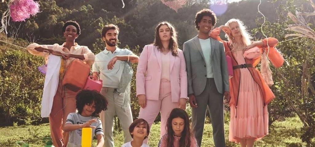 Hommes, femmes, enfants portant de vêtements C&A