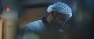 Infirmier avec une charlotte sur la tête