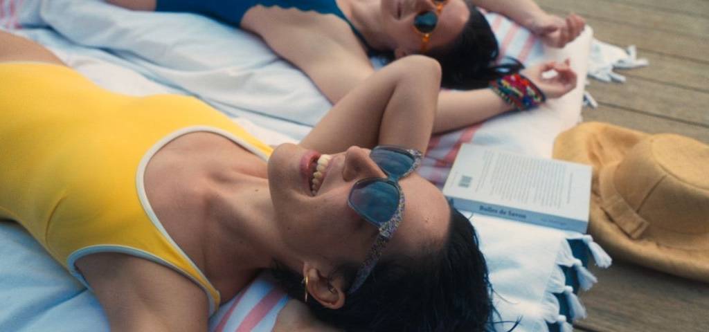 Femmes allongée sur leurs serviettes sur une plage
