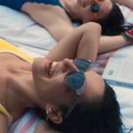 Femmes allongée sur leurs serviettes sur une plage