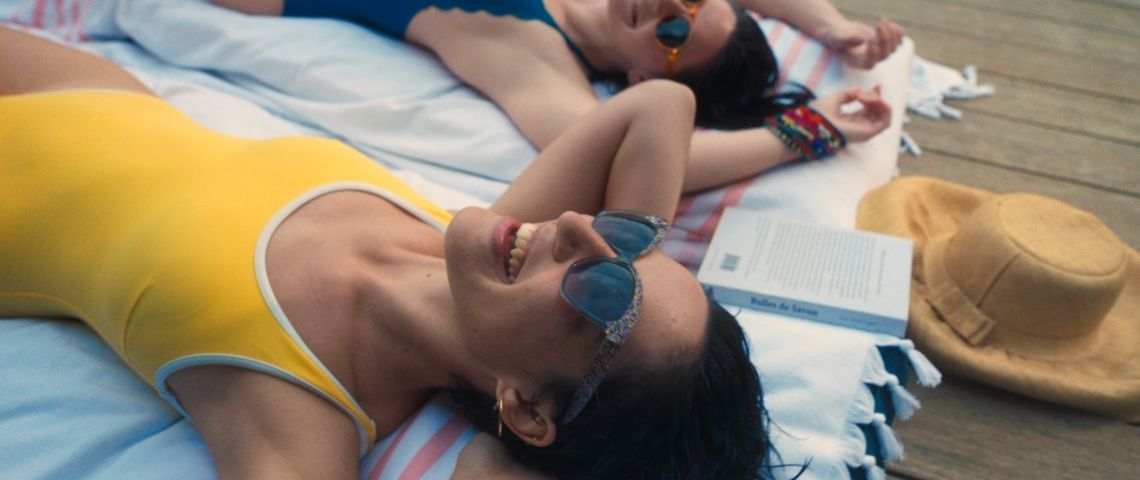 Alors que la France se déconfine progressivement, E.Leclerc prend la parole avec BETC pour défendre le droit de s’évader et de souffler au grand air. Femmes allongée sur leurs serviettes sur une plage