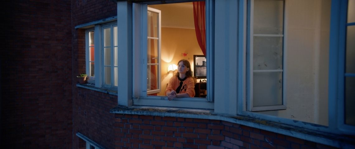 Avec Babel, la Croix-Rouge française déploie un dispositif publicitaire qui réaffirme l’ADN de ses Journées Nationales Jeune fille regardant par la fenêtre