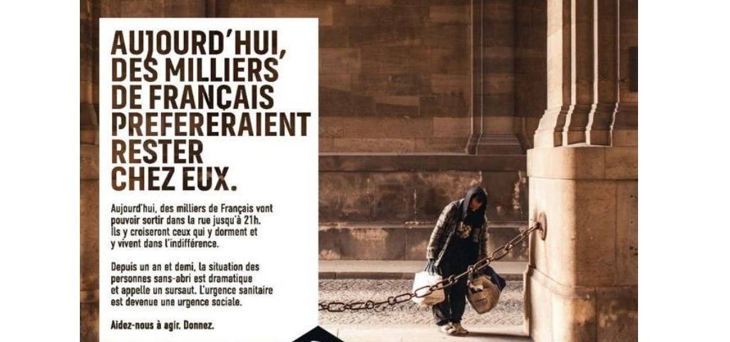 Homme dans la rue avec des sacs
