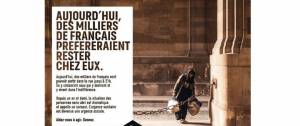 Homme dans la rue avec des sacs