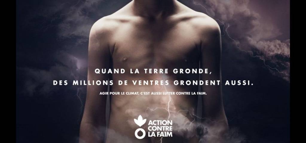 Jeune homme torse nu en arrière plan, avec le messae suivant :  - Quand la terre gronde, des millions de ventres grondent aussi - 