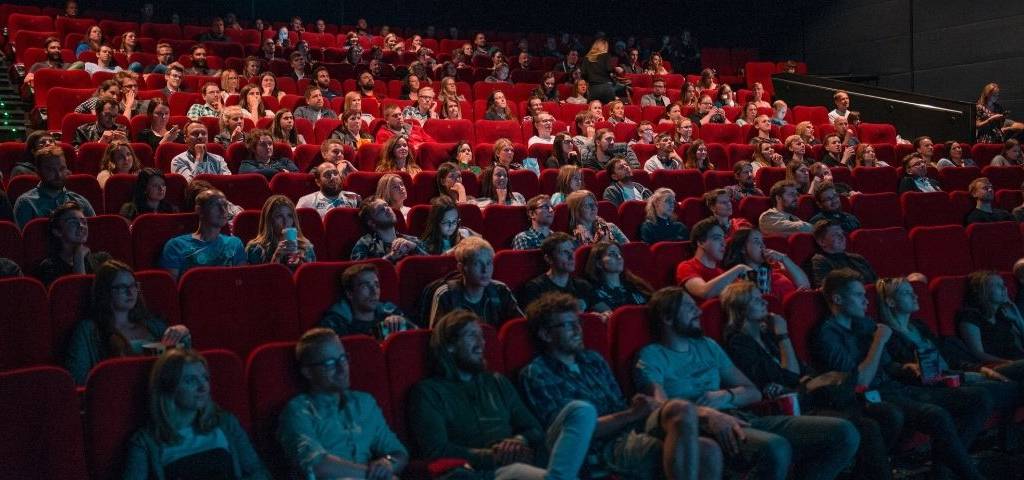 Salle de cinéma pleine de gens
