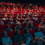 Salle de cinéma pleine de gens