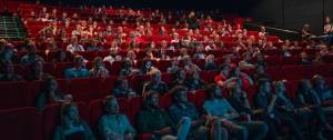 Salle de cinéma pleine de gens