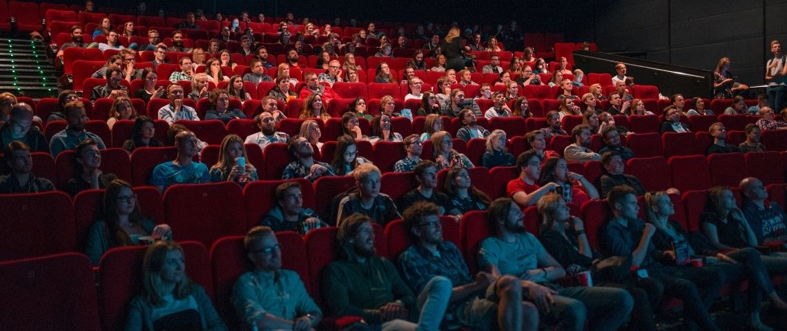 A l’occasion de la réouverture des salles obscures, Les Cinémas Pathé Gaumont font une Ode au grand écran avec Fred & Farid Paris Salle de cinéma pleine de gens