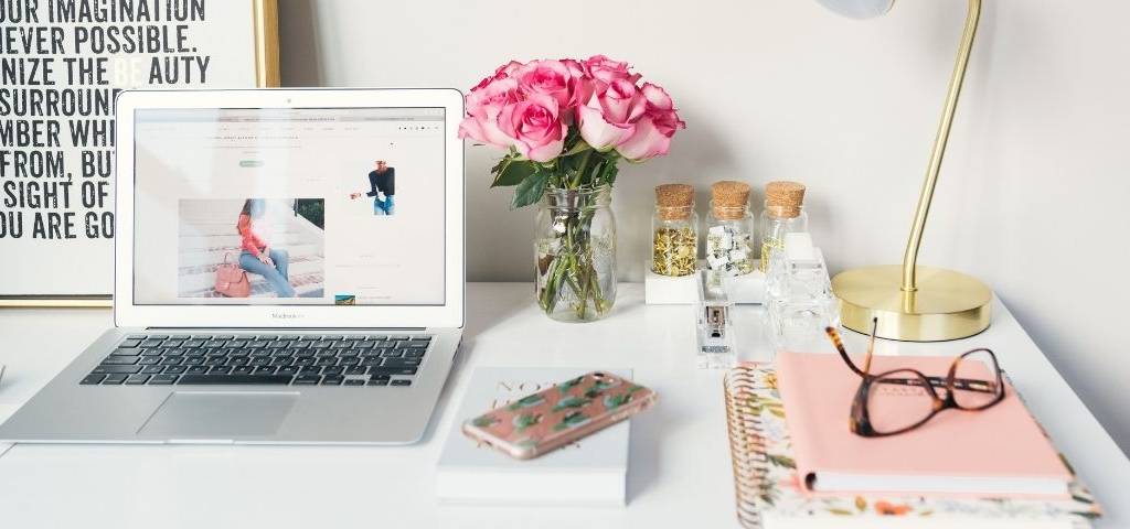 Création de contenu à distance : comment s’adapter à cette nouvelle normalité ?  Un bureau avec des outils de travail