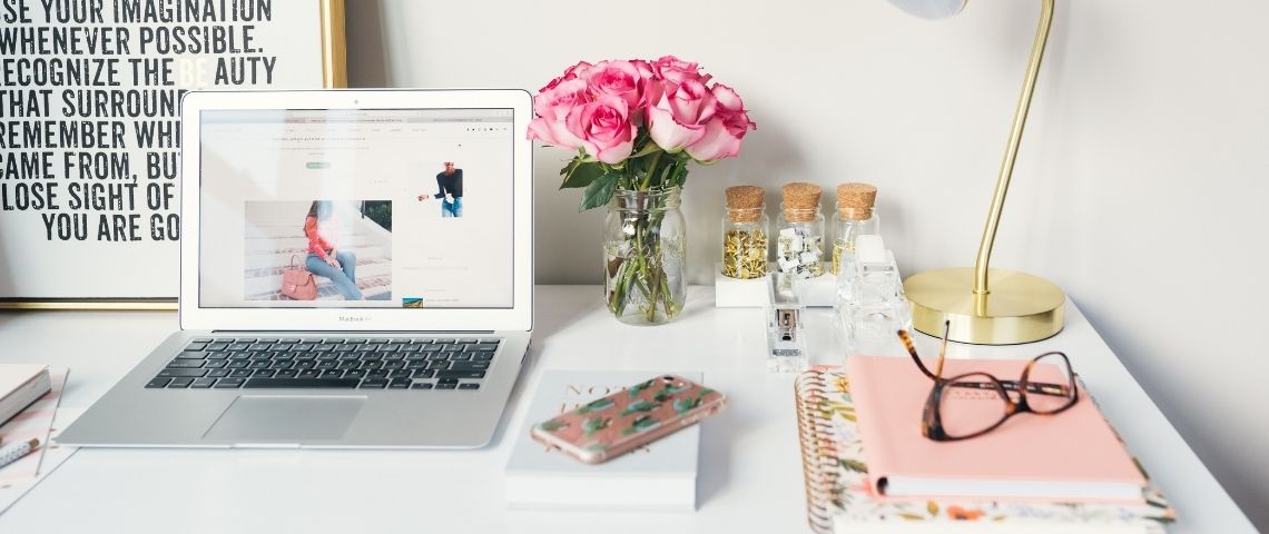 Création de contenu à distance : comment s’adapter à cette nouvelle normalité ? Un bureau avec des outils de travail