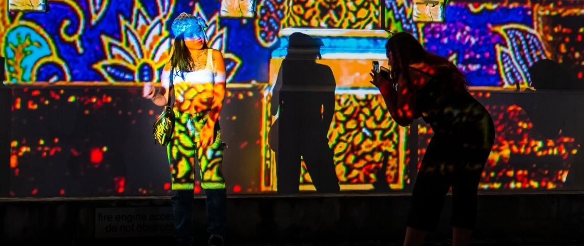 Pour encourager les membres de la communauté à exprimer leur créativité sur Reels, la fonctionnalité de vidéos courtes d’Instagram, la plateforme s’associe à l’agence d’influence globale Follow pour lancer le Reels Challenge Jeune femme se faisant prendre en photo