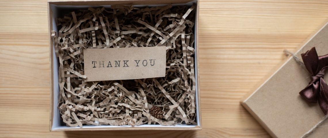 Un an après le succès de l’initiative Collab For Love en plein confinement, lancement du Label solidaire Collab For Love qui fédère les actions solidaires des marques de manière durable. Boite cadeau, avec le messahe - Thank You -