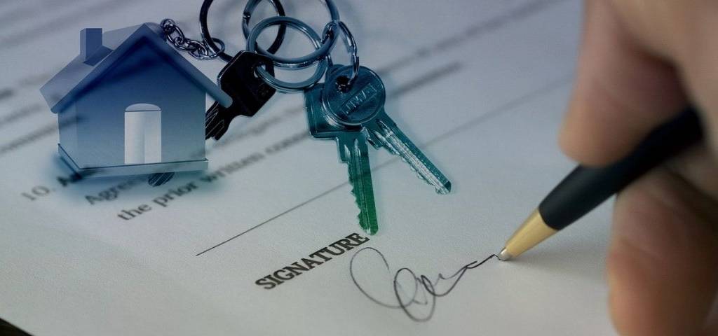 Contrat signé avec un jeu de clé posé dessus