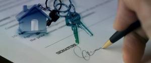 Contrat signé avec un jeu de clé posé dessus