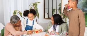 Famille autours d'une table