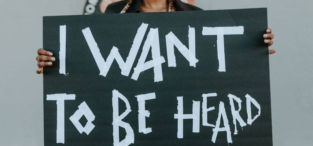Message sur une pancarte :  - I want to be heard - 