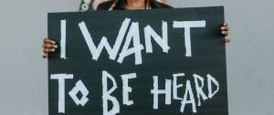 Message sur une pancarte : "I want to be heard"