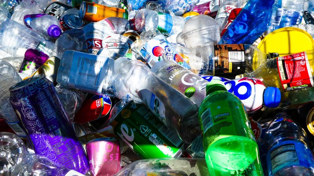 Des bouteilles en plastique