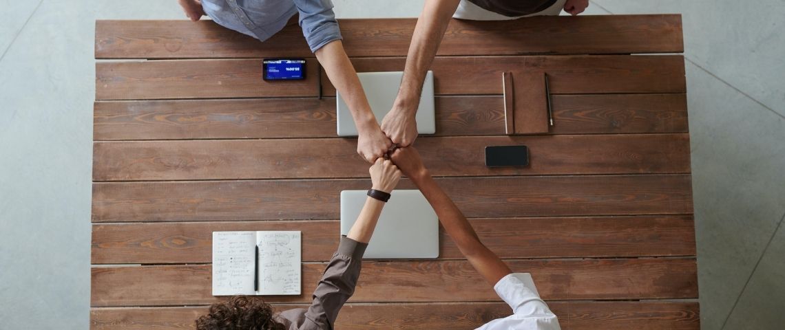 PayFit rendre le don sur salaire accessible aux TPE et PME françaises 4 personnes joignant leurs mains