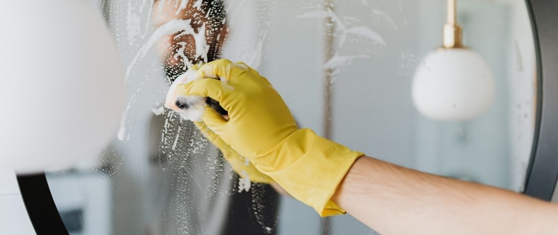 Le Gouvernement lance le 4ème plan national santé environnement et annonce un ToxiScore pour les produits ménagers pour 2022 Homme netooyant un miroir avec une éponge