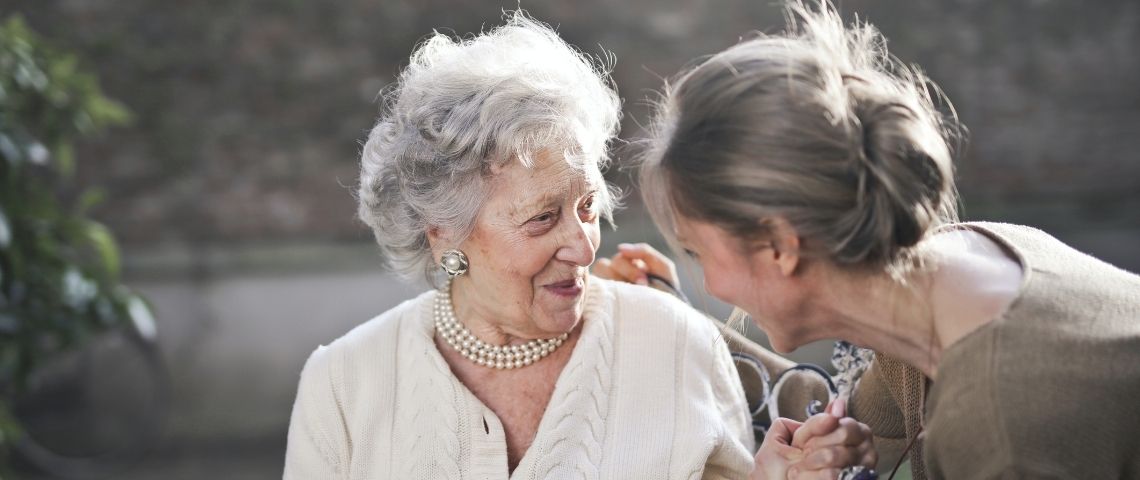 Prev&Care, service de prévention et de Care Management dédié aux salariés en situation d’aidants familiaux, annonce avoir réalisé une levée de fonds d’un million d’euros Femme tenant la main d'une personne âgée