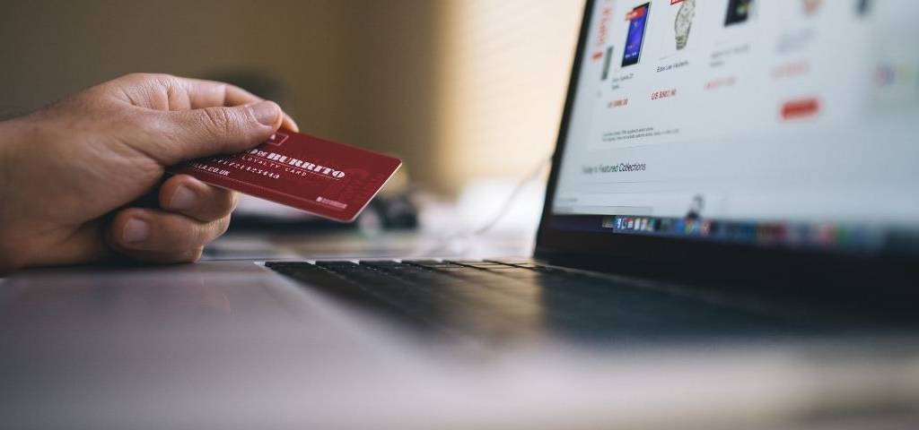 Carte de paiement devant un ordinateur