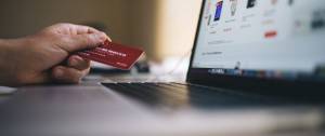 Carte de paiement devant un ordinateur