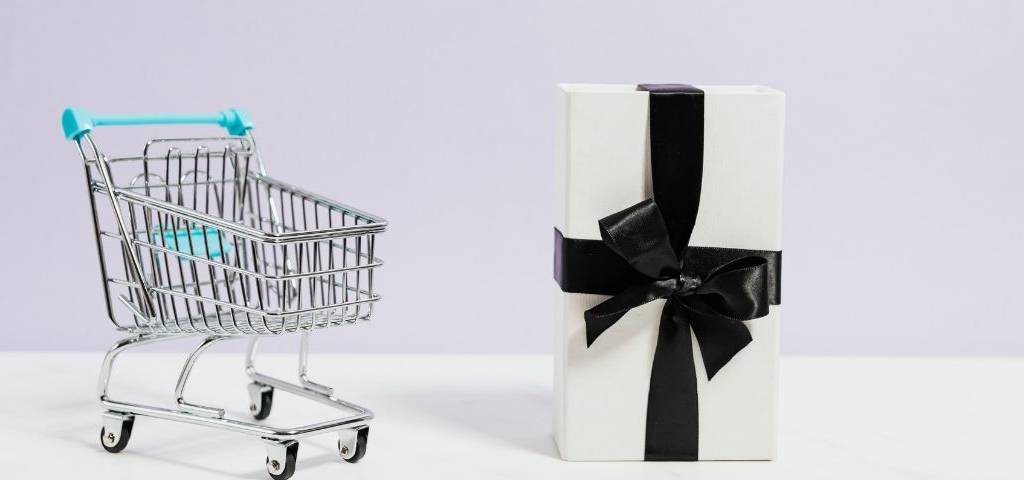 Caddie avec un cadeau à coté