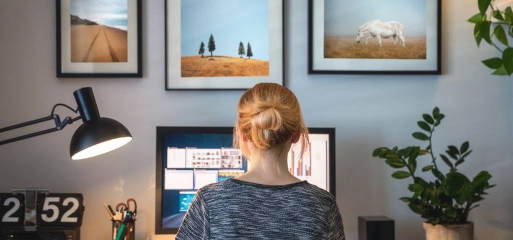 Comment rédiger des spécifications fonctionnelles pour un site web Une femme devant un ordinateur