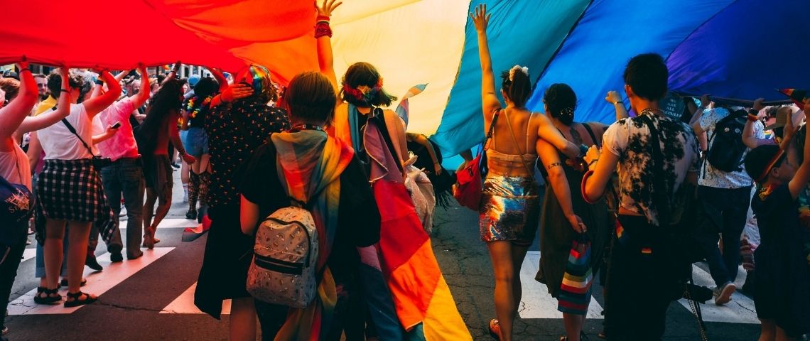 accor-liglta-communaute-lgbt-hotellerie-engagement-inclusion-diversite Marche Lgbtq+, drapeaux arc-en-ciel