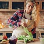 Une femme qui fait la cuisine