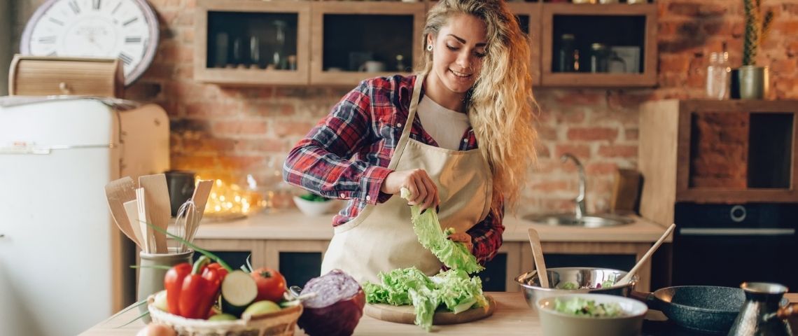 Quelles sont les mutations profondes de la consommation des Français, amorcées par la pandémie Une femme qui fait la cuisine