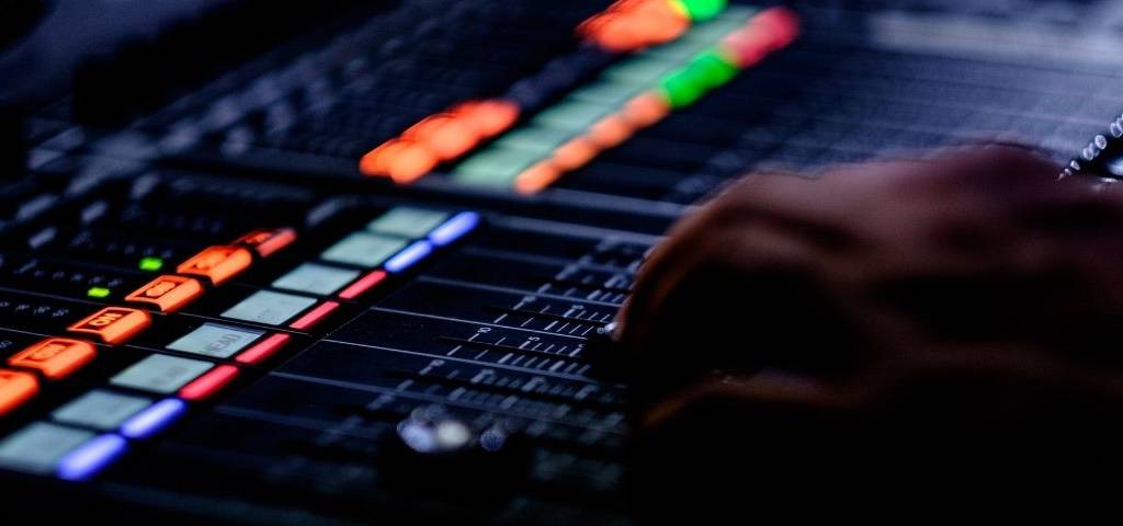 lagence-romance-studio-son-communication-brand-content-influence-media Table de mixage