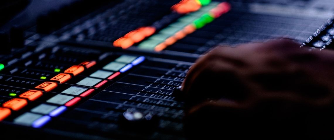 lagence-romance-studio-son-communication-brand-content-influence-media Table de mixage