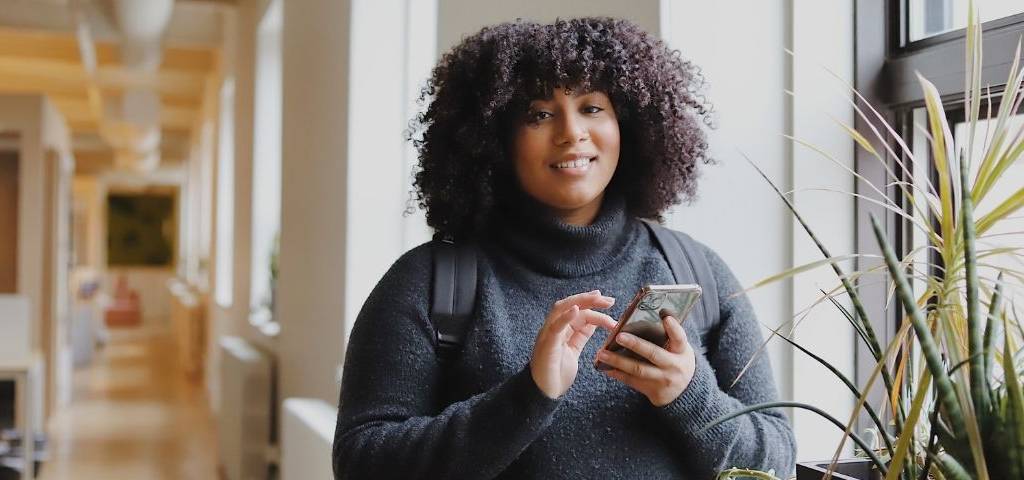 Une jeune femme sourit