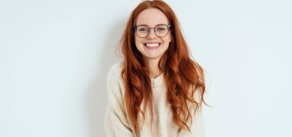 Discours de marque : les vertus de l’optimisme utile Une femme qui sourit