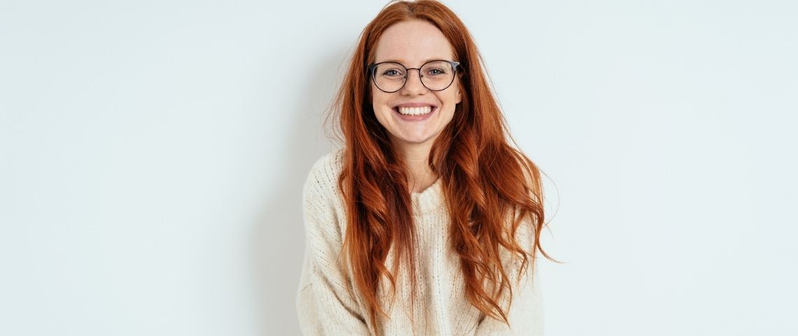 Discours de marque : les vertus de l’optimisme utile Une femme qui sourit