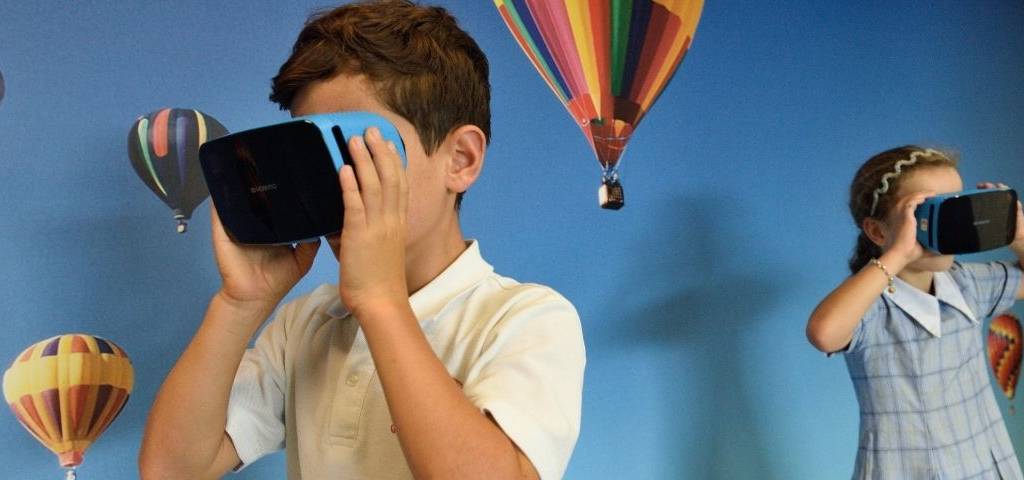 des enfants avec un masque de réalité virtuelle - un garçon et une fille