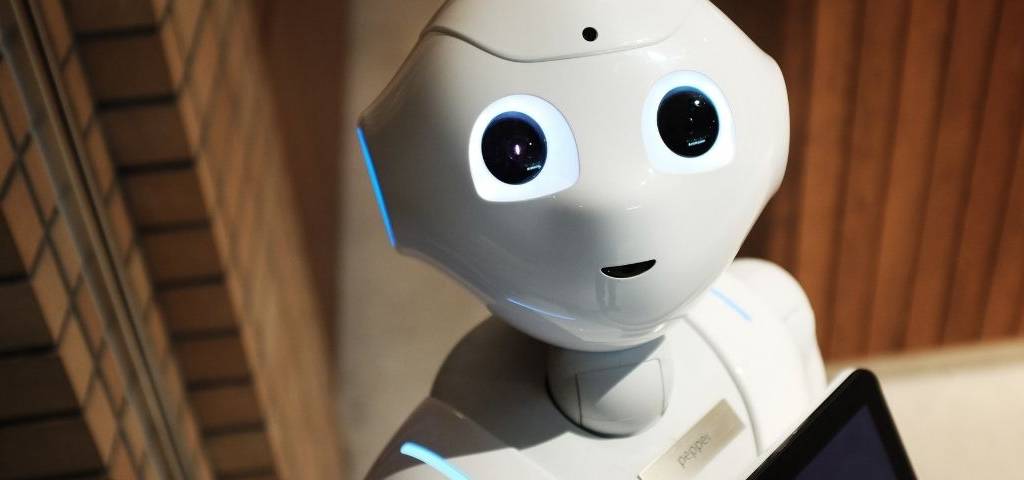 Un petit robot blanc