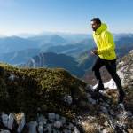Une homme qui gravit une montagne