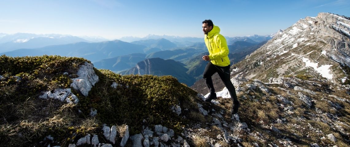adidas-rental-pilot-location-dequipements-outdoor-economie-circulaire-zero-dechet-impact-environnemental-equipement-sportif-sport Une homme qui gravit une montagne
