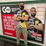 Un homme devant une campagne de communication affichée dans les métros parisiens.