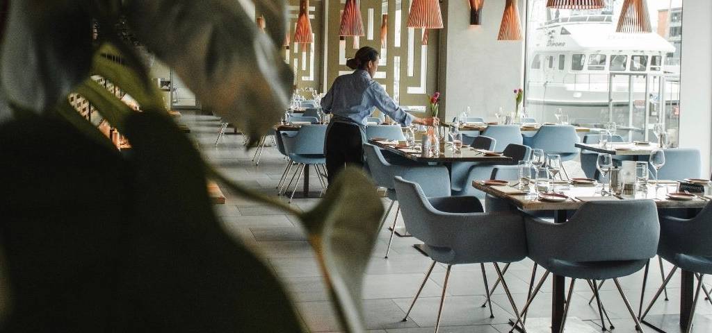 Une salle de restaurant